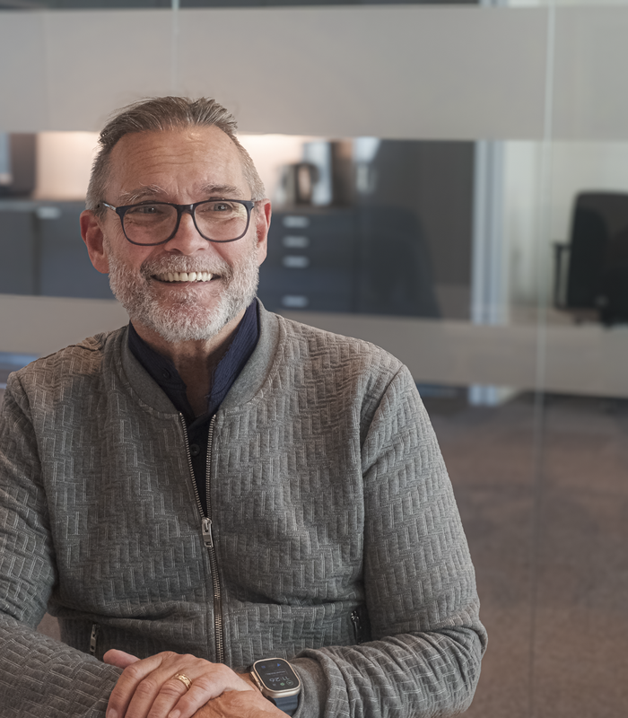 Atle som smiler mot kamera